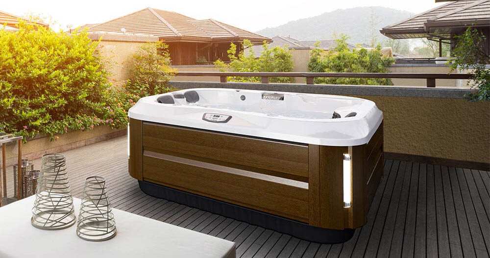 Dù được âm sàn hoặc đặt ở bất kỳ vị trí nào, chiếc bồn tắm thủy lực cũng làm toát lên vẻ đẹp sang trọng và đẳng cấp cho không gian nhà.